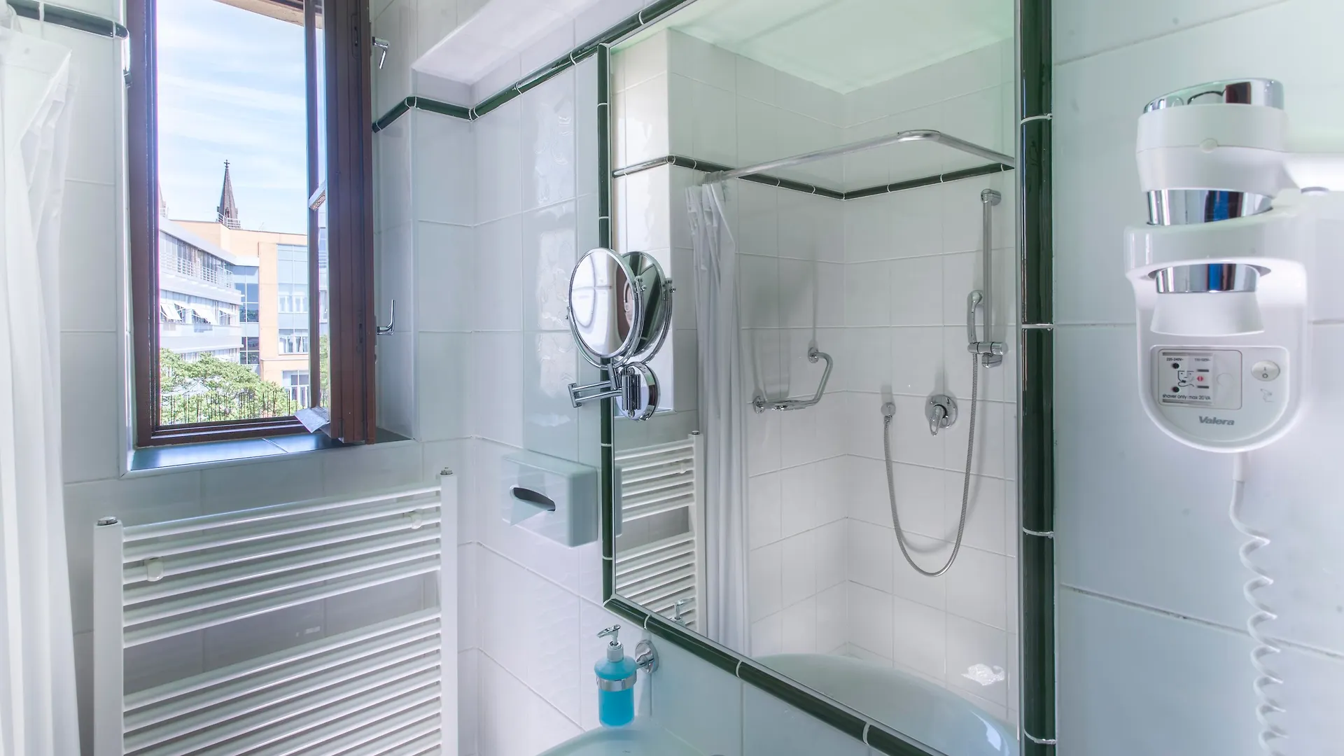 ***  Hotel Lunik Прага Чехия