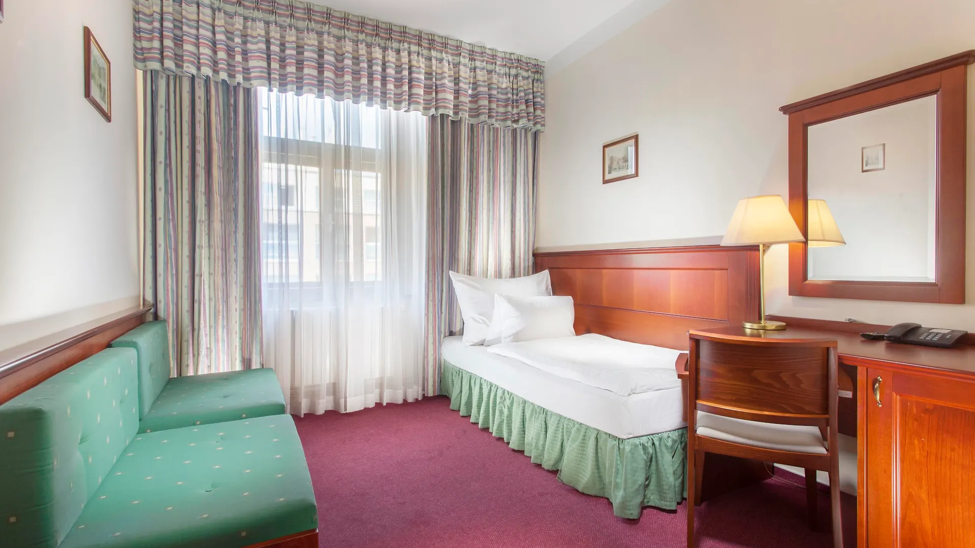 Hotel Lunik Prague 3*,