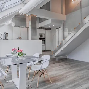 Luxury In Centre Apartment